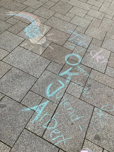 Anlässlich des bundesweiten Tags der Offenen Kinder- und Jugendarbeit (OKJA) war der Jugendtreff Achern mit einer Aktion auf dem Rathausplatz präsent. | Foto: Amira Serrer 