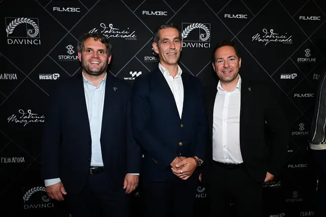 Autor David Ginnuttis, der französische Regisseur Thierry Marchand und Producer Tobias Mundinger (v. l.) nahmen im Rahmen des DaVinci International Film Festival den Award in Los Angeles für „SNORRI 4D" persönlich entgegen. | Foto: Europa-Park