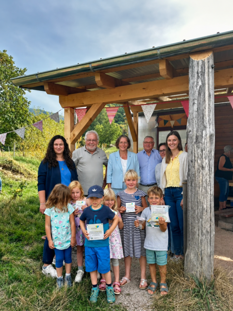 Am Naturkindergarten am Hornenberg konnte ein lang gehegter Wunsch nun erfüllt werden: Das neue Vordach wurde offiziell eingeweiht.  | Foto: Gemeinde Lauf/Tom Lengenberg