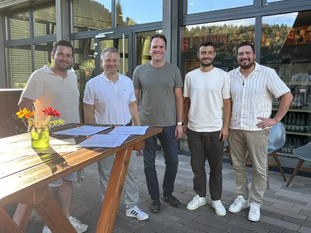 Bei der Vertragsunterzeichnung in der Wild Brennerei in Gengenbach (v. l.): Maximilian Wild, Geschäftsführer Wild Brennerei, Klaus Fickert, Vorstand Edeka Südwest, Christian Danner, Betriebsleiter Ortenauer Weinkeller, Steffen Reinecker, Geschäftsführer Privat-Sektkellerei Reinecker, und Manuel Wild, Geschäftsführer Wild Brennerei
 | Foto: Vinova