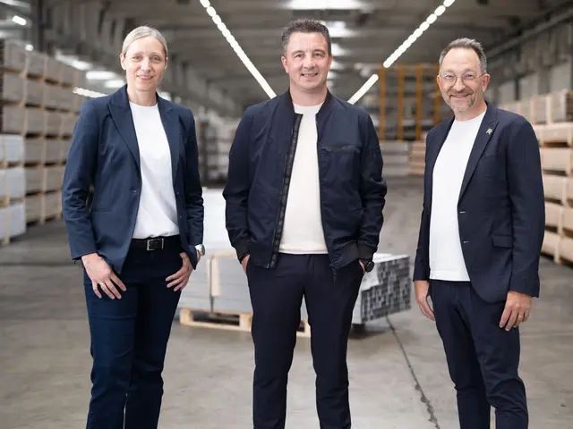 Wechsel in der Geschäftsführung von Richter Aluminium: Der bisherige Geschäftsführer Tobias Kreutzer (Mitte) mit den neuen Co-CEOs Andreas Domann (rechts), bislang Vertriebsleiter, und Susann Happle (links), bislang Technische Leiterin. | Foto: Richter Aluminium