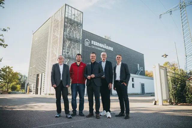 Christian Linz, Technischer Geschäftsführer Fernwärme Offenburg (v. r.), Berhard Palm, Vorstandsvorsitzender E-Werk Mittelbaden, Oberbürgermeister Marco Steffens, Moritz Greiner, Fernwärme Offenburg und Martin Wenz, Kaufmännischer Geschäftsführer Fernwärme Offenburg bei der Inbetriebnahme des größten Blockheizkraftwerks der Fernwärme Offenburg | Foto: E-Werk Mittelbaden