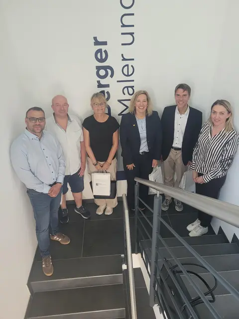 Denis Kainka, Geschäftsführer Firma Berger (v. l.), stellvertretender Bürgermeister Thomas Stantke (FWU), zweite stellvertretebnde Bürgermeisterin Andrea Junker (CDU), Maren Seifert MdL (Grüne), Bürgermeister Martin Holschuh (SPD), Olga Herr, Prokuristin Firma Berger  | Foto: Büro Maren Seifert