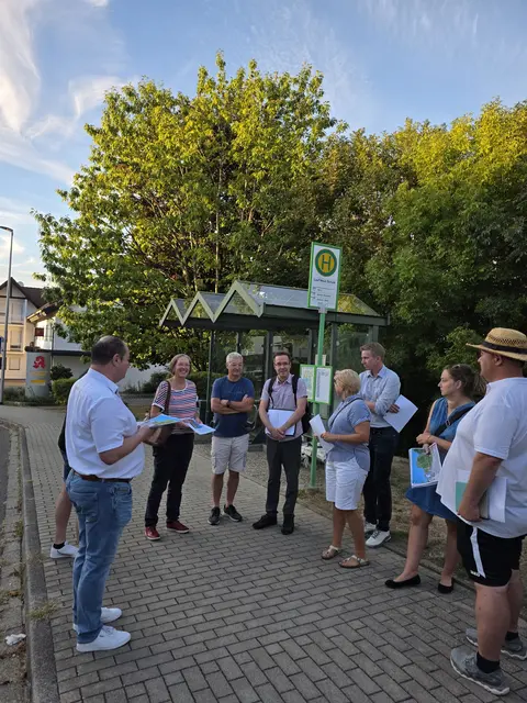 Wie kann die Ortsmitte künftig sicherer, barrierefreier und attraktiver gestaltet werden? Mit dieser Frage hat sich der Laufer Gemeinderat bei einer gemeinsamen Begehung beschäftigt.  | Foto: Gemeinde Lauf/Tom Lengenberg