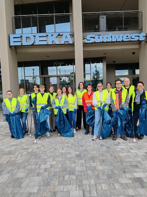Anlässlich des World Cleanup Day 2026 sammelten Mitarbeitende von Edeka Südwest am Logistikstandort Offenburg achtlos entsorgte Abfälle ein.  | Foto: Edeka Südwest