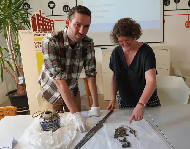 Bastian Kussin und Museumsleiterin Silke Höllmüller mit Stücken aus der ethnographischen Sammlung | Foto: Stadt Lahr