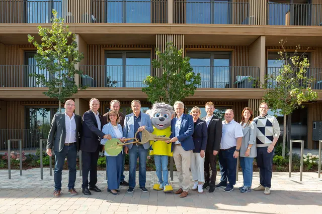 Gemeinsam mit den Baubeteiligten des Europa-Park, der Gemeinde Rust sowie der Firma Rendler Bau und des Architekturbüros AP+M, eröffnet die Familie Mack feierlich das neue „Mitarbeiterhaus Wohnen 60+“. | Foto: Europa-Park