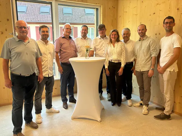 Roland Boldt (v. l.), Gemeinderat Renchen, Erdi Ayhan, Gemeinderat Renchen, Herbert König, Ortsvorsteher Erlach, Andreas Moll, Pfarrer Evangelische Kirchengemeinde Renchen, Jürgen Schindler, Pfarrer Katholische Kirchengemeinde Acher-Renchtal, Stephanie Bartsch, Bürgermeisterin Renchen, Werner Bär, stellvertretender Bürgermeister Renchen, Peter Pfeifer, Stadtbaumeister Stadt Renchen und Joshua Mark, Planungs- und Bauwesen Stadt Renchen, freuen sich über die Fertigstellung der Kita.  | Foto: Stadt Renchen/Verena Vogt