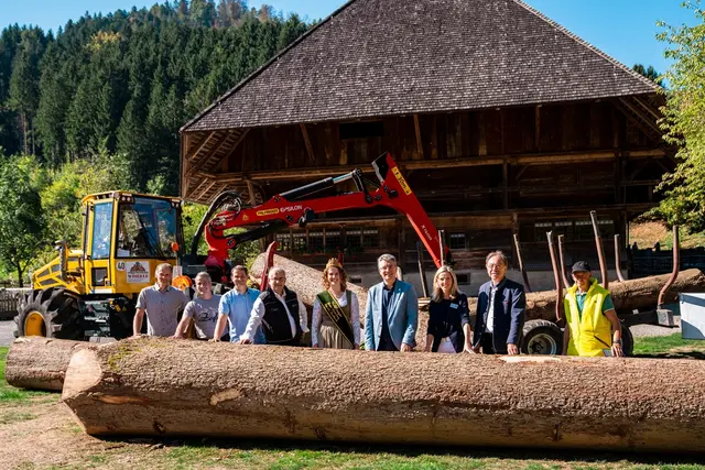 Waldtag im Vogtsbauernhof: Über den ersten gemeinsamen Aktionstag des Arbeitskreises klimastarke Waldwirtschaft im Vogtsbauernhof freuten sich (von links nach rechts): Jürgen Lehmann (Vorsitzender der Forstbetriebsgemeinschaft (FBG) Gutach), Roland Aberle (Vorsitzender der FBG Hornberg-Reichenbach), Bernd Wöhrle (Initiator der Kooperation), Kurt Weber (Sprecher des Arbeitskreises), die amtierende Waldkönigin Franziska Waselikowski. Landrat Thorsten Erny, Museumsgeschäftsführerin Margit Langer, der Gutacher Bürgermeister Siegfried Eckert sowie Bernhard Heid (Vorsitzender der FBG Vorderes Kinzigtal).  | Foto: Foto: Benedikt Spether
