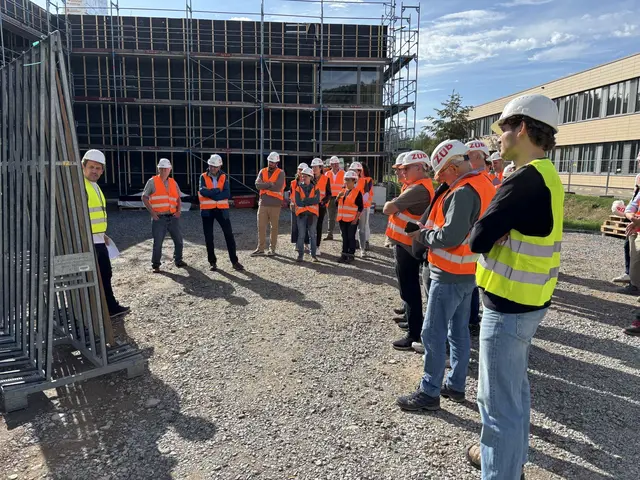 Der Gengenbacher Gemeinderat besuchte die Baustelle der neuen Grundschule. | Foto: Stadt Gengenbach