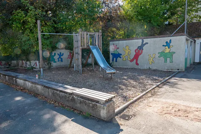 Noch sehen die Spielangebote auf dem Schulhof der Hektor-Akademie wenig einladend aus. | Foto: Stadt Kehk