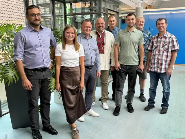 Angeführt wurde die Delegation durch Pryiutivkas Bürgermeister Andrii Kolomiitsev (3.v. l.). begleitet wurde er von Oleksander Mudryi (4. v. r.) und Hlib Klymenko (3. v. r.). Als Dolmetscher fungierten Sasha Osypenko (r.) und Oleg Rud (2. v. r.). Auch Hauptamtsleiter Adrian Ritter (l.) und Rechnungsamtsleiterin Laura Neumaier (2. v. l.) sowie Bürgermeister Armin Hansmann (4. v. l.) gegrüßten die Delegation.   | Foto: Stadt Haslach