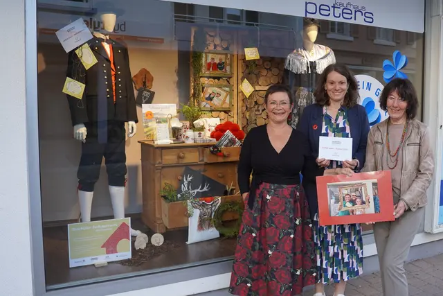 Heimat und Vielfalt sichtbar machen: Eva Woelki (links) und Gisela Kaminski (rechts) vom PAuLa-Verein sowie Heimattage-Geschäftsstellenleitung Gabriele Schindler (Mitte) vor einem der Schaufenster, die für die Aktion dekoriert wurden.  | Foto: Denise Burkart/Stadt Oberkirch