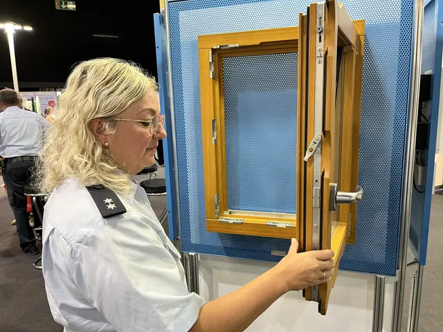 Polizeioberkommisarin Tamara Mild zeigt, worauf es bei Fenstern in Sachen Einbruchschutz ankommt. | Foto: gro
