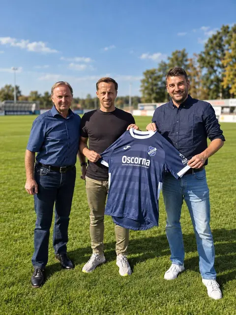 Gabor Gallai (Mitte) ist neuer Cheftrainer bei den Sander Frauen. | Foto: Tobias Geiser