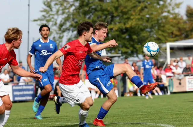 Auf dem Bild setzt sich Oberacherns Mike Manegold (blaues Trikot) durch. Er erzielte auch das 1:0 gegen Holzhausen. | Foto: FS