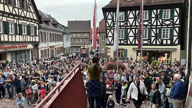 Viele Bürger waren zum Rathaus gekommen. | Foto: gro