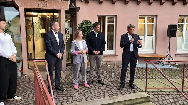 Alexander Ruchti (v. l.), Carina Kratt, Dominik Eble und Bürgermeister Bruno Metz bei der Verkündigung des Wahlergebnisses. | Foto: gro