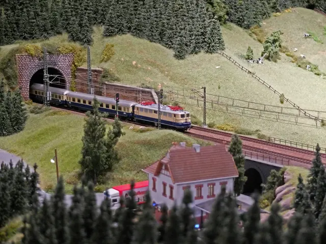 Ein Schnellzug in ozeanblau-beiger Lackierung fährt auf der Schwarzwaldbahn. Im Vorspann eine E-Lok der Baureihe E 10 (110 / 113).  | Foto: Alfred Schramm
