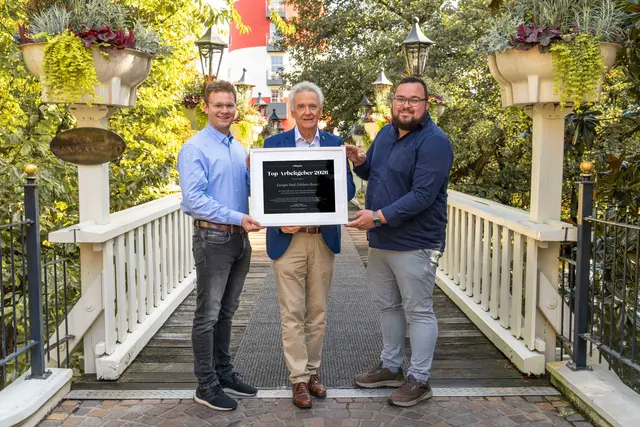 Frederik Mack (v. l.), Direktor Human Resources des Europa-Park, Jürgen Mack, Inhaber Europa-Park, und Jan-Luca Bachmann, stellvertretender Direktor Human Resources des Europa-Park | Foto: Europa-Park