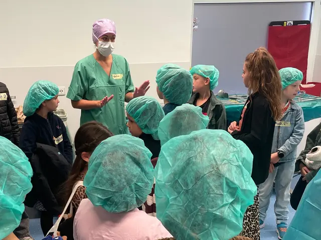 Blick hinter die Kulissen: Eine Operationstechnische Assistentin erläutert die Arbeit im OP-Bereich. | Foto: Ortenau Klinikum