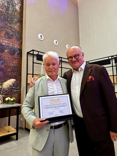 Friedrich Peter (l.) freut sich über die Ehrung aus den Händen von Claudio Labinaca.  | Foto: Reinhard Kalisch