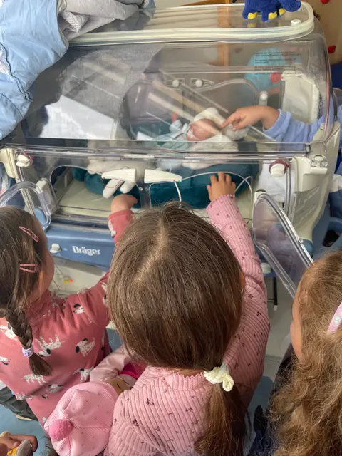 Auf der Kinderintensivstation hatten die jungen Besucher die Möglichkeit, einen Inkubator und die Frühchen-Puppe Lewis kennenzulernen. | Foto: Ortenau Klinikum