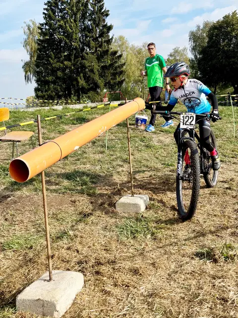 Nelo im Leadertrikot bei der Technik.