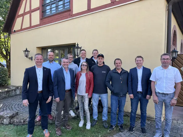 Die Durbacher Winzer freuen sich auf den Wein des Jahrgangs 2026: Alexander Laible (v. l.), Stephan Danner, Andreas Laible, Christian Huber, Silvia Männle, Thomas Männle, Rüdiger Nilles, Matthias Wörner, Andreas Vollmer, Michael Rohrer und Leopold Laible. | Foto: gro
