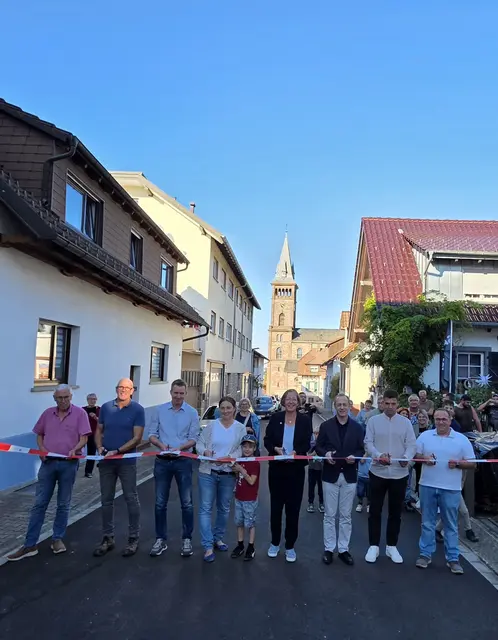 Bernhard Zink (v. l.), Wolfgang Flink, Bernhard Schmieder, Sarah Lack, Bettina Kist, Philipp Sackmann, Dominic Fies und Eugen Schmidt freuen sich über die Fertigstellung der Kirchstraße in Lauf.  | Foto: Gemeinde Lauf/Tom Lengenberg