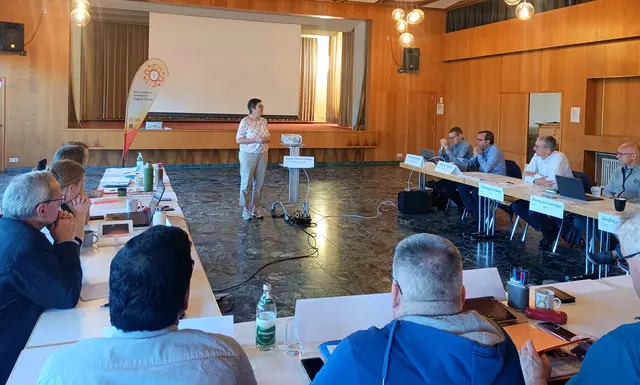 Gabriele Schmitt-Zimper vertiefte mit dem Seelsorgeteam der Kirchengemeinde Südliche Ortenau den Umgang mit Erstgesprächen und die Rolle der Mitarbeiter in der Präventionsarbeit. | Foto: Kirchengemeinde Südliche Ortenau