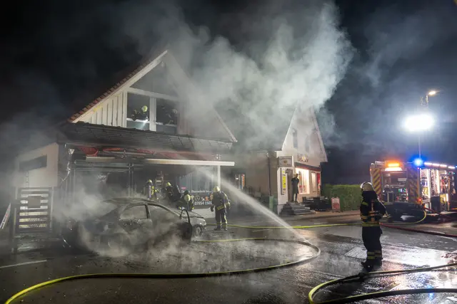 Ein PKW ist in Goldscheuer vollständig ausgebrannt; die Feuerwehr verhinderte gerade noch ein Übergreifen der Flammen auf das benachbarte Gebäude.
 | Foto: Stadt Kehl/Gabriele Dasch