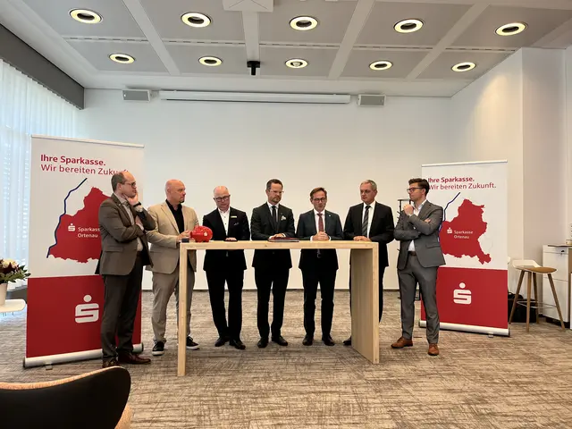 Zwei Sparkassen schließen sich zusammen: Sebastian Lebek (v. l.), Bürgermeister Armin Hansmann, Jürgen Riexinger, OB Marco Steffens, Bürgermeister Sven Müller, Bürgermeister Günter Pfundstein und OB Gregor Bühler | Foto: gro