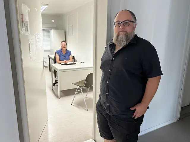 Nico Heindl und Christiane Schulze-Jank vom Caritasverband Vordere Ortenau haben ein Büro in der Containerunterkunft für Wohnungslose in Achern.  | Foto: Caritasverband/Michaela Gabriel