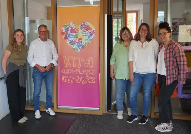 Oberbürgermeister Markus Ibert (2. v. l.), Kita-Leiterin Sabrina Güntert (4. v. l.) und die pädagogischen Fachkräfte Amelie Heidrich, Bettina Köhler und Martina Schwörer (v. l.) am Eingang zur Kita Max-Planck-Straße | Foto: Stadt Lahr