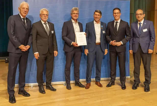 Bruno Metz (3. v. r.) freut sich über die Auszeichnung. | Foto: Stadt Ettenheim