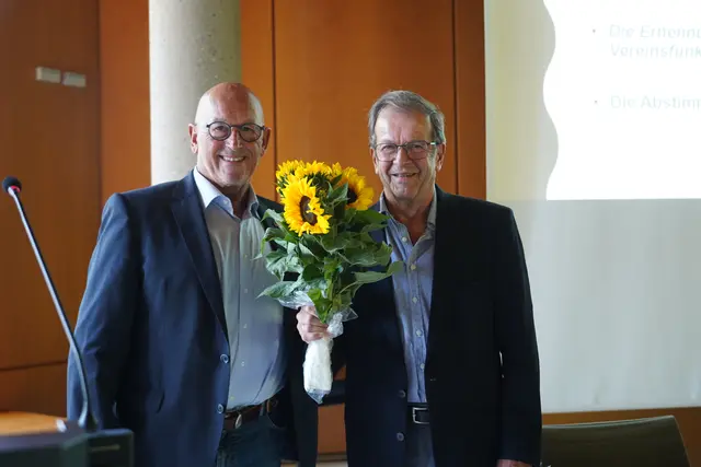 Herbert Vollmer (rechts) wurde zum Ehrenvorsitzenden des Kreisseniorenrats Ortenau ernannt. Vorsitzender Gerd Baumer gratuliert. | Foto: Erwin Land