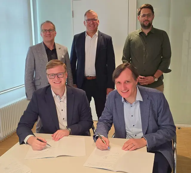Bürgermeister Tobias Polley (l.) und Jan Kircher, Geschäftsführer Badenova Netze GmbH, unterzeichnen den neuen Konzessionsvertrag. Bei der Unterzeichung dabei waren auch Jochen Debus, Leitung Kommunal- &amp; Kooperationsmanagement Badenova AG &amp; Co. KG (v. l.), Thomas Maurer, Regionalmanager Nord Badenova Netze GmbH und Willstätts Rechnungsamtsleiter Patrick Hornisch. | Foto: Gemeinde Willstätt/Holger Hemler
