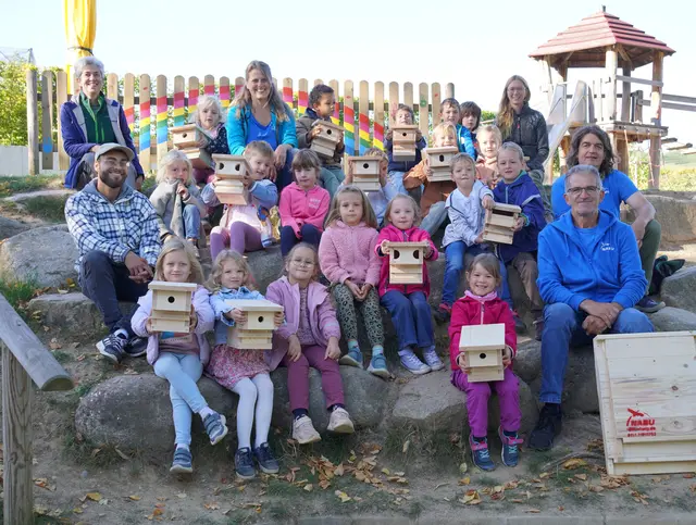 Stolz präsentieren die Schulanfänger des Kindergartens St. Wendel und des Naturkindergartens „Wiesenglück“ ihre selbst gebauten Nistkästen.  | Foto: Denise Burkart/Stadt Oberkirch 
