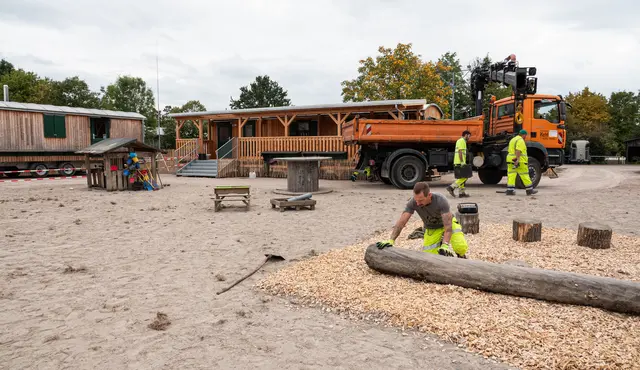 Mitarbeiter des städtischen Betriebshofs bringen die Ausstattung der Naturkita Sundheim an ihren neuen Standort. | Foto: Stadt Kehl