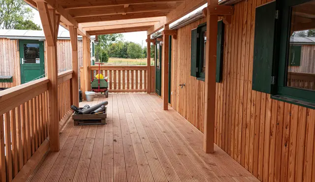 Der neue Naturgruppenwagen bietet den Kindern nicht nur mehr Platz im Innenraum, sondern auch eine große überdachte Terrasse. | Foto: Stadt Kehl