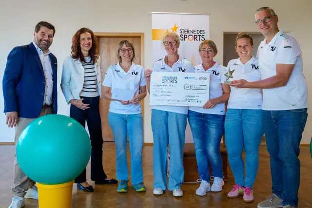 Große Freude bei allen Beteiligten:  Tobias Gaiser (v. l.), Anja Benkeser, Sandra Benkeser, Lioba Zimmer, Petra Stehle, Sandra Steimel und Markus Benkeser
 | Foto: Benedikt Spether/TV Lauf