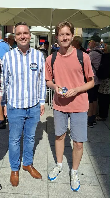 Der neue Co-Vorsitzende Jonathan Weber (rechts) mit OB-Kandidat Julian Christ. | Foto: Jusos Ortenau