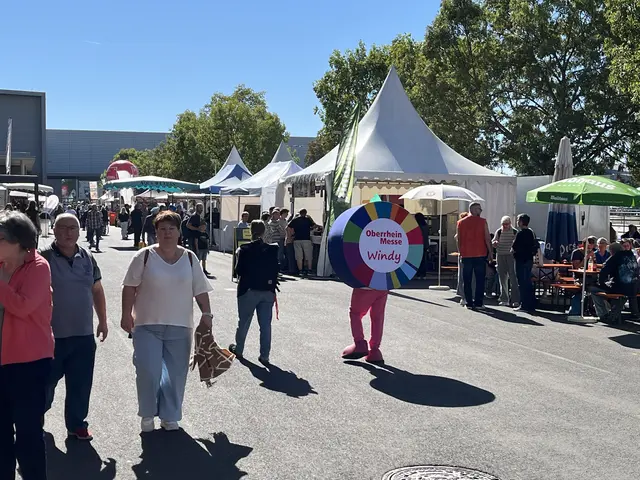 Bei strahlendem Sonnenschein bummeln die Besucher über die Messe. | Foto: gro