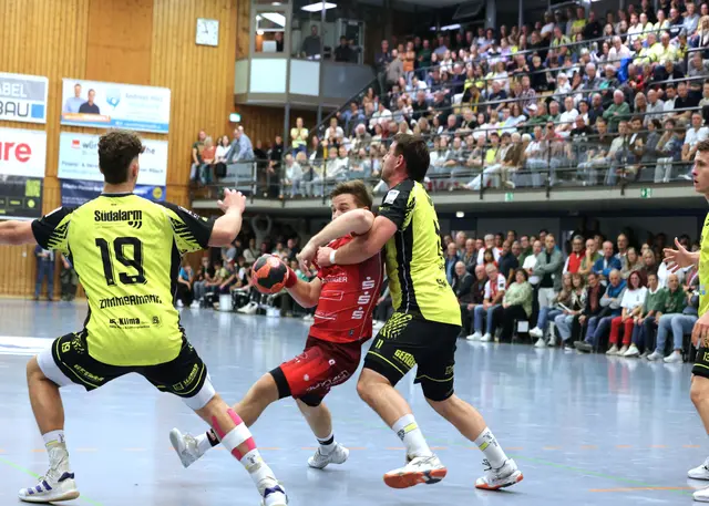 Meißenheims Bastian Funke (Mitte) wird von den Köndringer Abwehrspielern in die Zange genommen. | Foto: Fissler