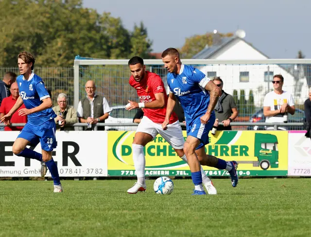 Der SV Oberachern (blaues Trikot) kassierte in Bahlingen eine 0:1-Niederlage. | Foto: FS