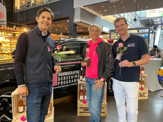 Dr. Maximilian Kohler (vl .l.), Christina Obergföll und Dr. Achim Kircher wollen auf das Thema Brustkrebsfrüherkennung aufmerksam machen.  | Foto: mak