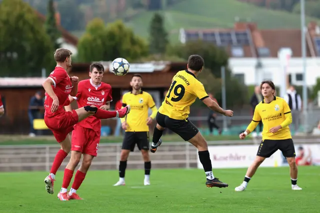 Spielszene vom Derby SV Oberkirch (gelbes Trikot) gegen den Offenburger FV. | Foto: CB