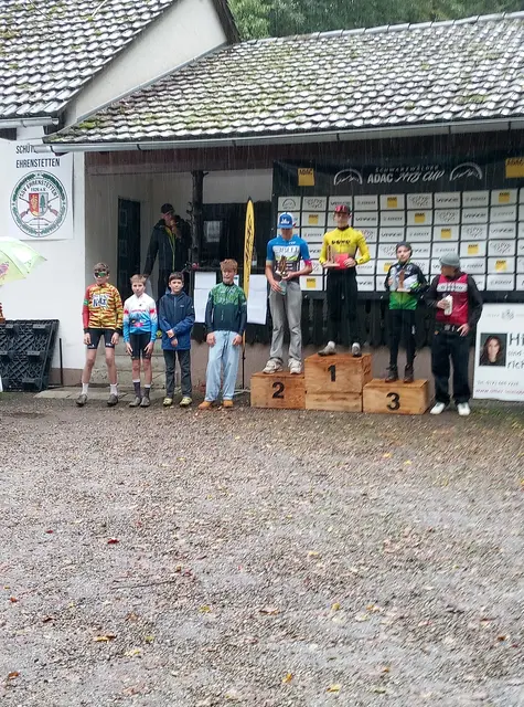 Samuel Armbruster (2. von Rechts) mit einem sehr guten 8. Platz im Rennen und der Gesamtwertung.