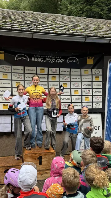 Anna mit Platz 2 in der Gesamtwertung und Sara mit Platz 4 nach dem SMC-Finale in Ehrenkirchen. Sehr stark!